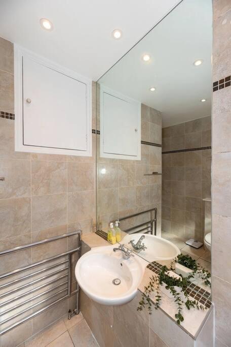 Discover London Central 2 Bedroom In Kensington Eksteriør billede